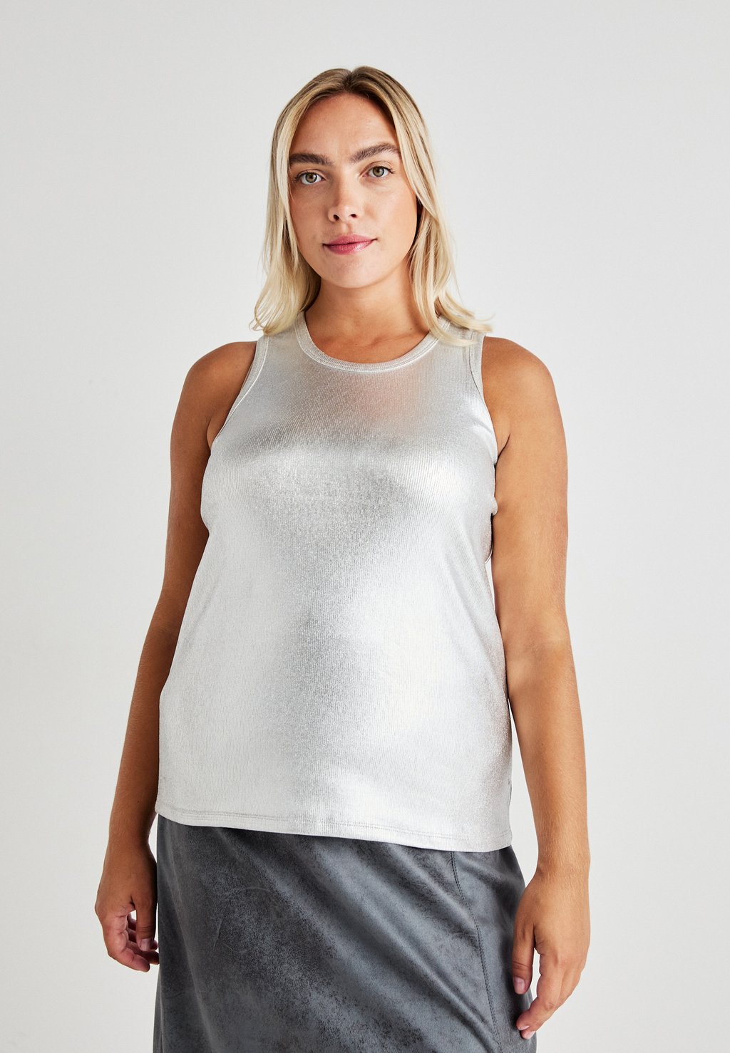 

Топ VMCEMMALIE TANK BOX Vero Moda Curve, серебристый