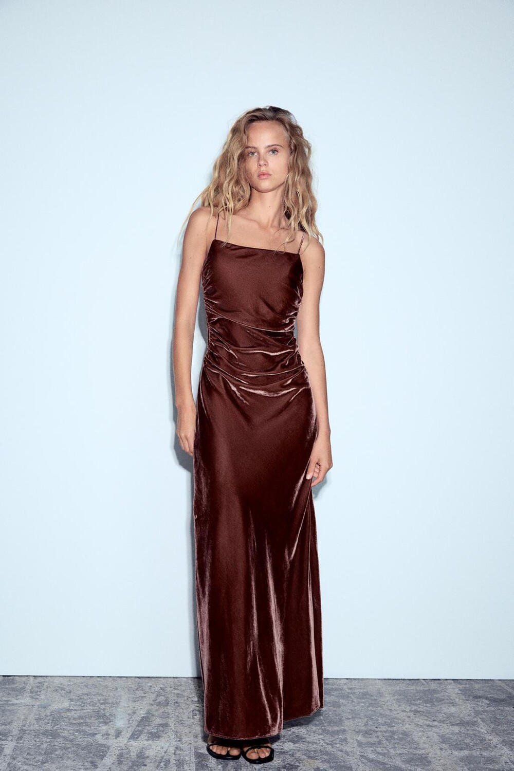 

Платье миди из бархата на бретельках ZARA, коричневый