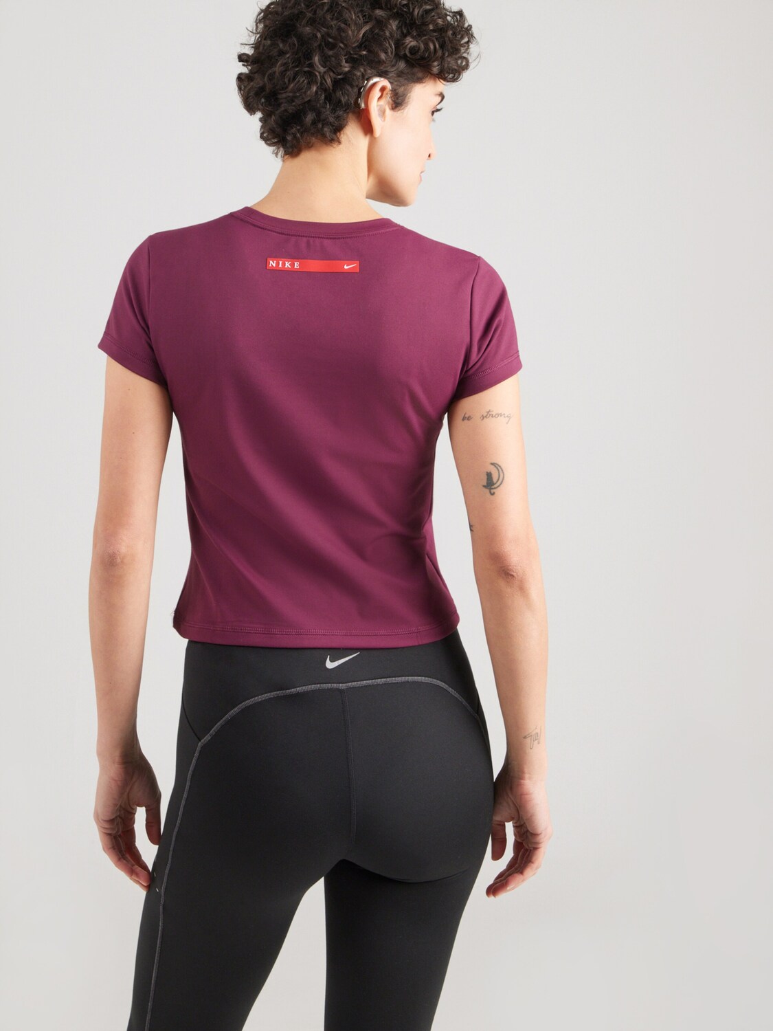 Nike Sportswear Футболка в цвете бордо — фото 4