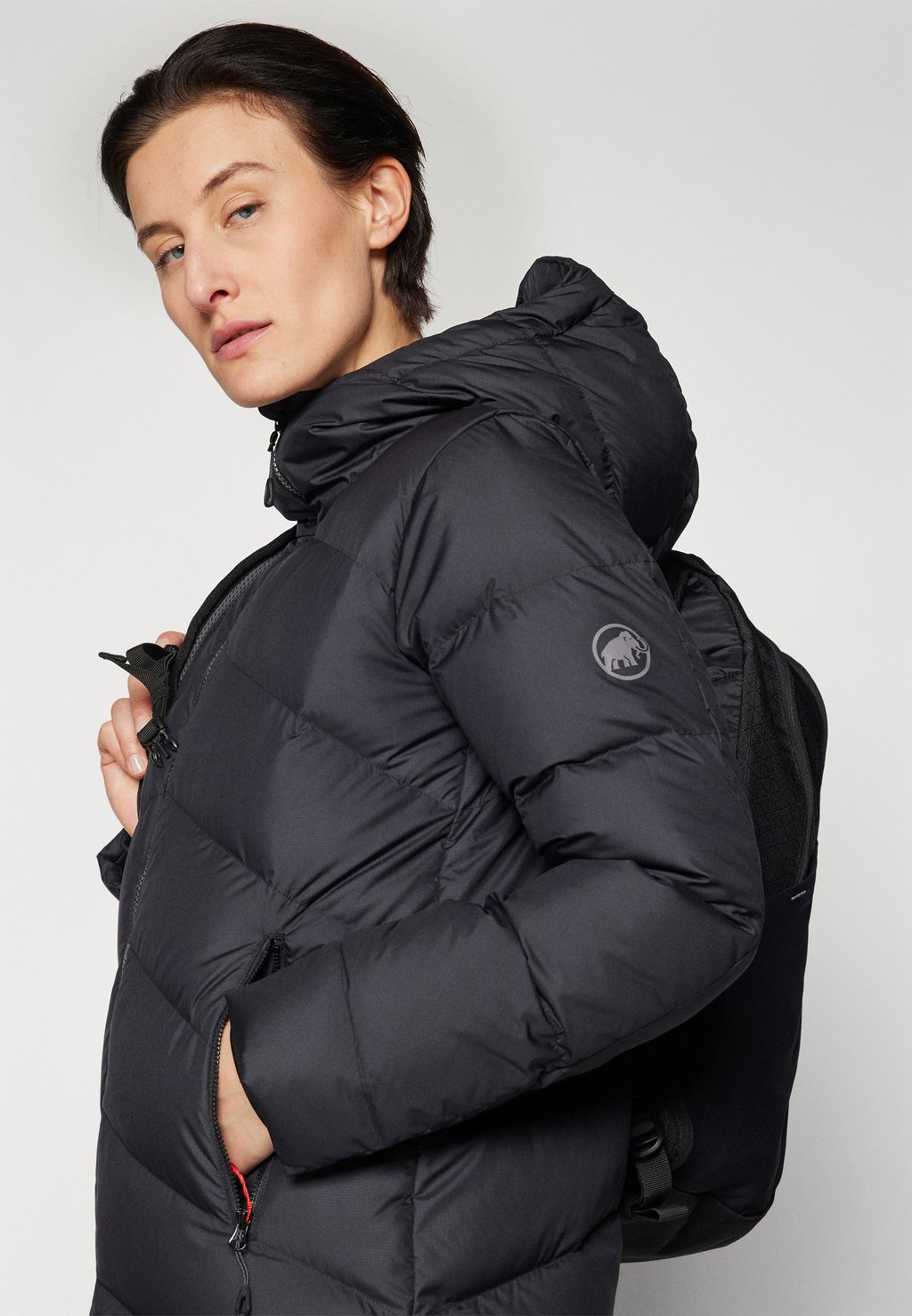 

Пуховое пальто FEDOZ IN HOODED WOMEN Mammut, черный