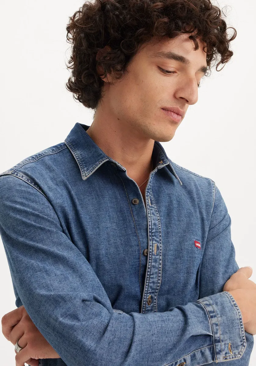 Джинсовая рубашка Levi's "LS BATTERY HM SHIRT SLIM", изготовлена ​​из легкой в ​​уходе смеси хлопка, цвет Trinity Medium Wash — фото 4
