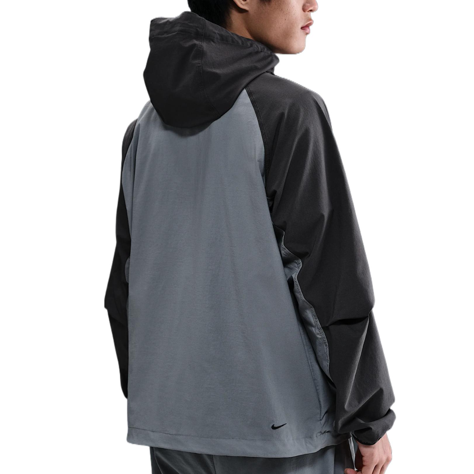 Nike Технологичная мужская куртка Woven, Black Gray — фото 3