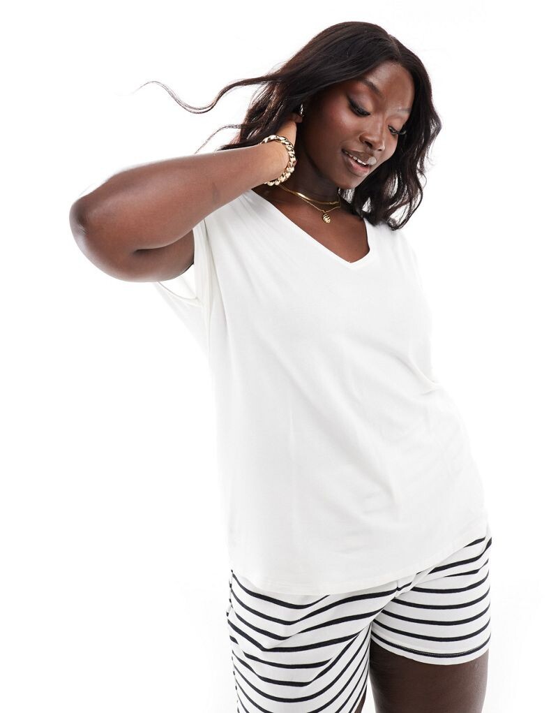 

Vero Moda Curve — белая футболка с v-образным вырезом