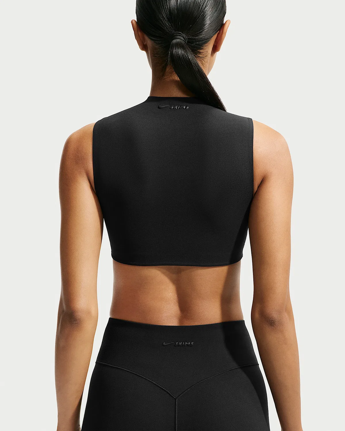 Женский спортивный бюстгальтер NikeSKIMS Studio Stretch с имитацией горловины, легкая поддержка, NSKM Obsidian/NSKM Obsidian — фото 2