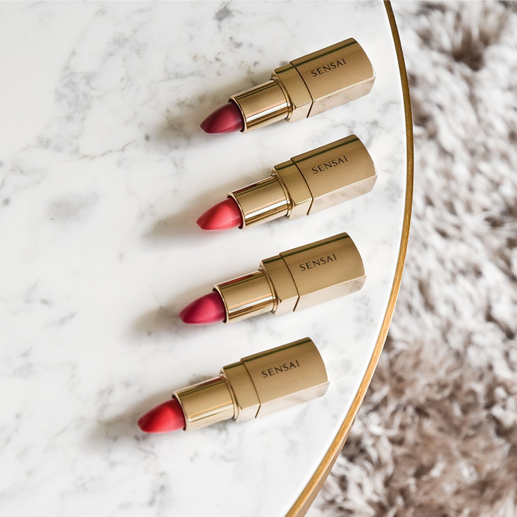 Помада для губ the lipstick Sensai, nr.02 - sazanka red, вес 3.5 гр. — фото 4