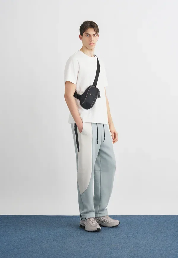 Штаны спортивные Nike Sportswear M nk tech flc pro cb oh pant tracksuit bottoms, цвет светло-пемзовый/светло-бежевый/черный — фото 2