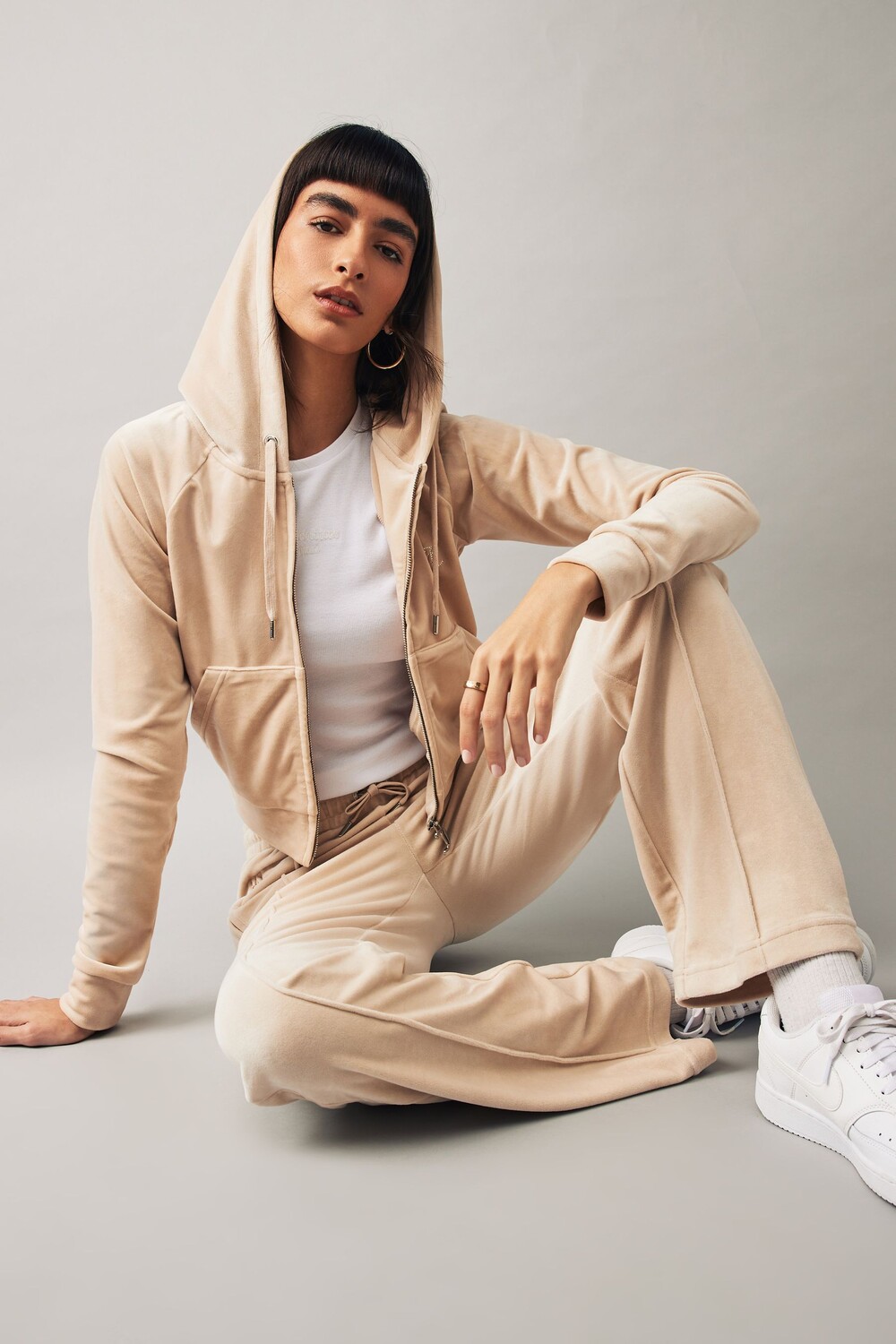 

Велюровая толстовка на молнии с логотипом из стразов Juicy Couture, бежевый