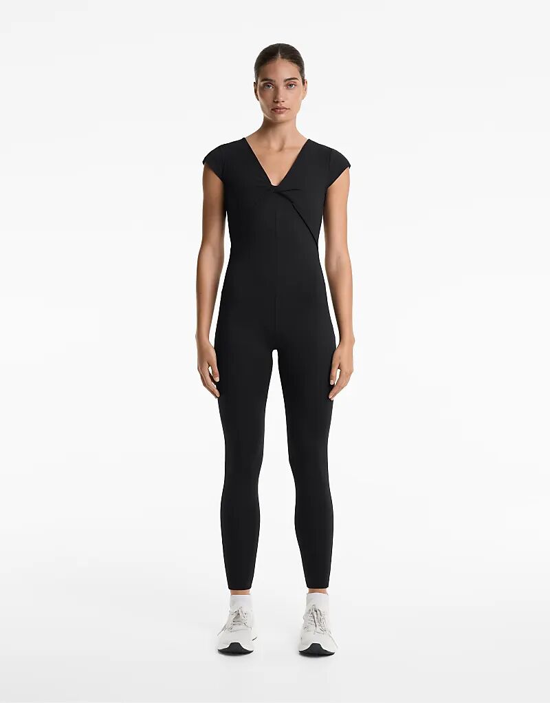 

Длинный комбинезон Oysho Comfortlux с открытой спиной черного цвета