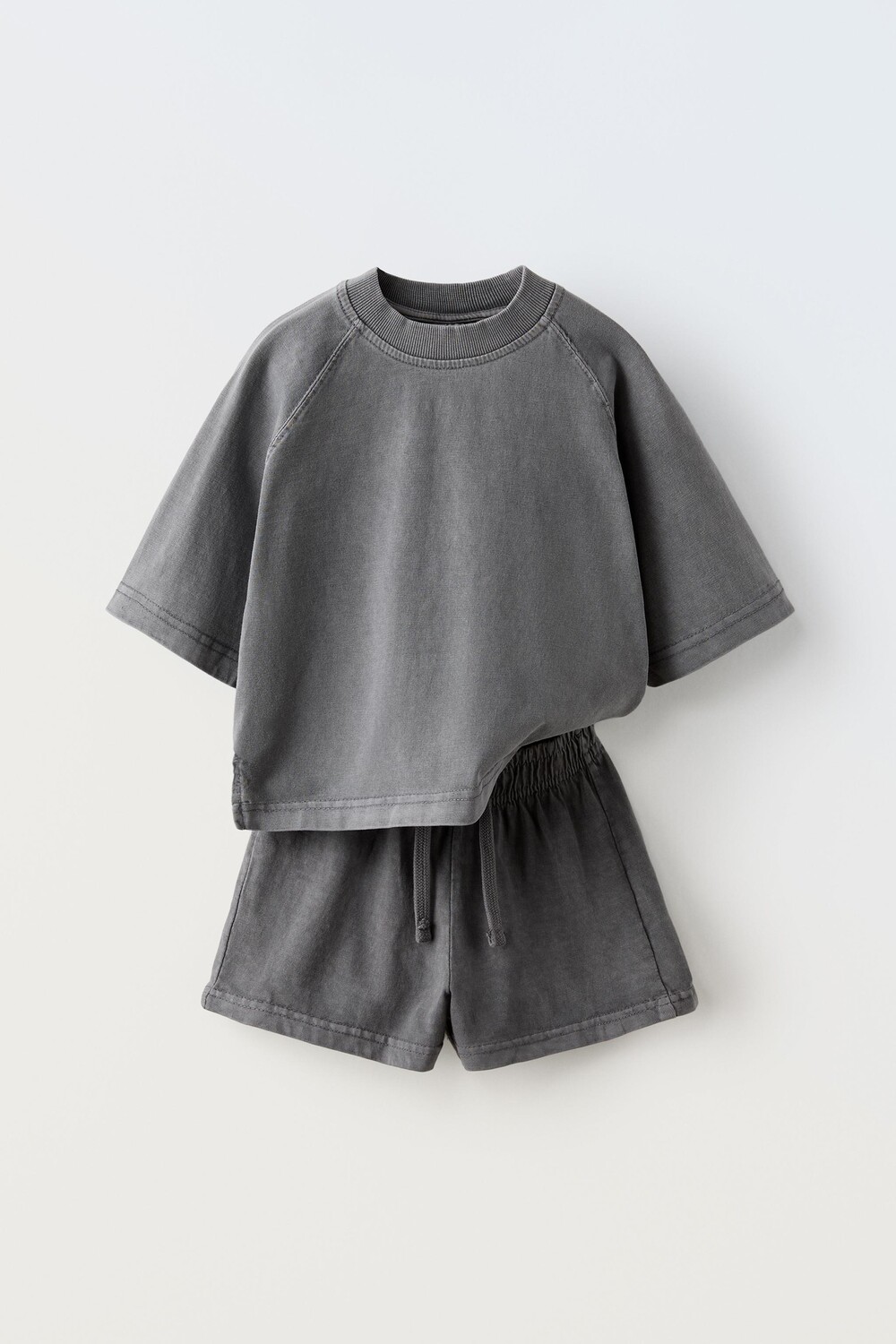 

Комплект из футболки и шортов-бермуд ZARA, антрацитово-серый