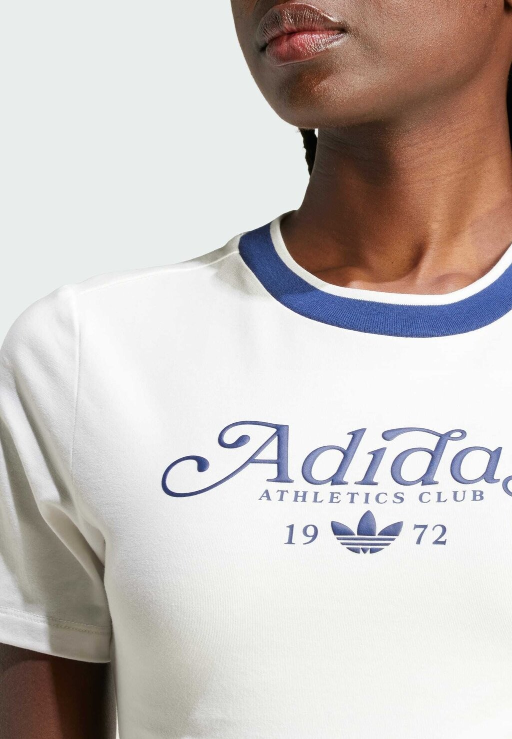 

Принт на футболке GRAPHIC BADGE SLIM 3-STRIPES adidas, белый