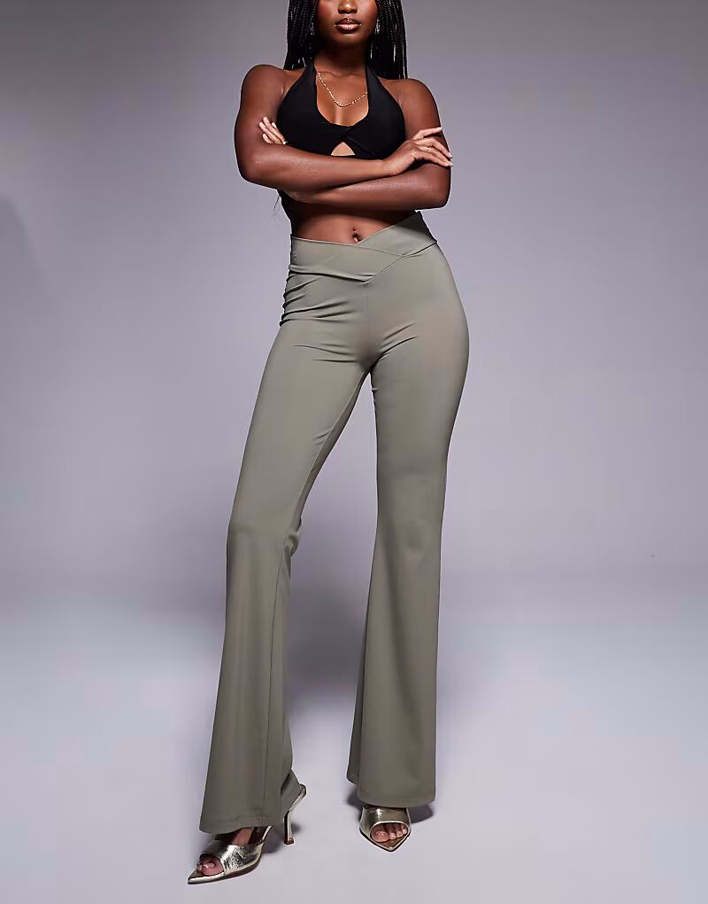 

Облегающие брюки расклешенного кроя с V-образным поясом цвета хаки Asos Design