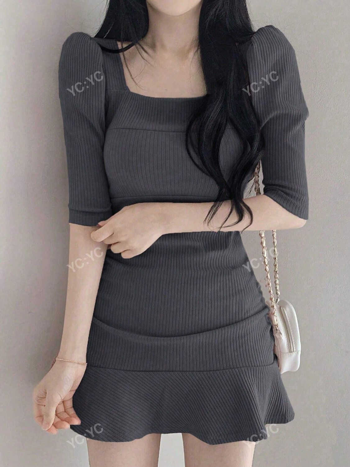 

Однотонное платье с квадратным вырезом, плиссировкой и оборками по краю, темно-серый