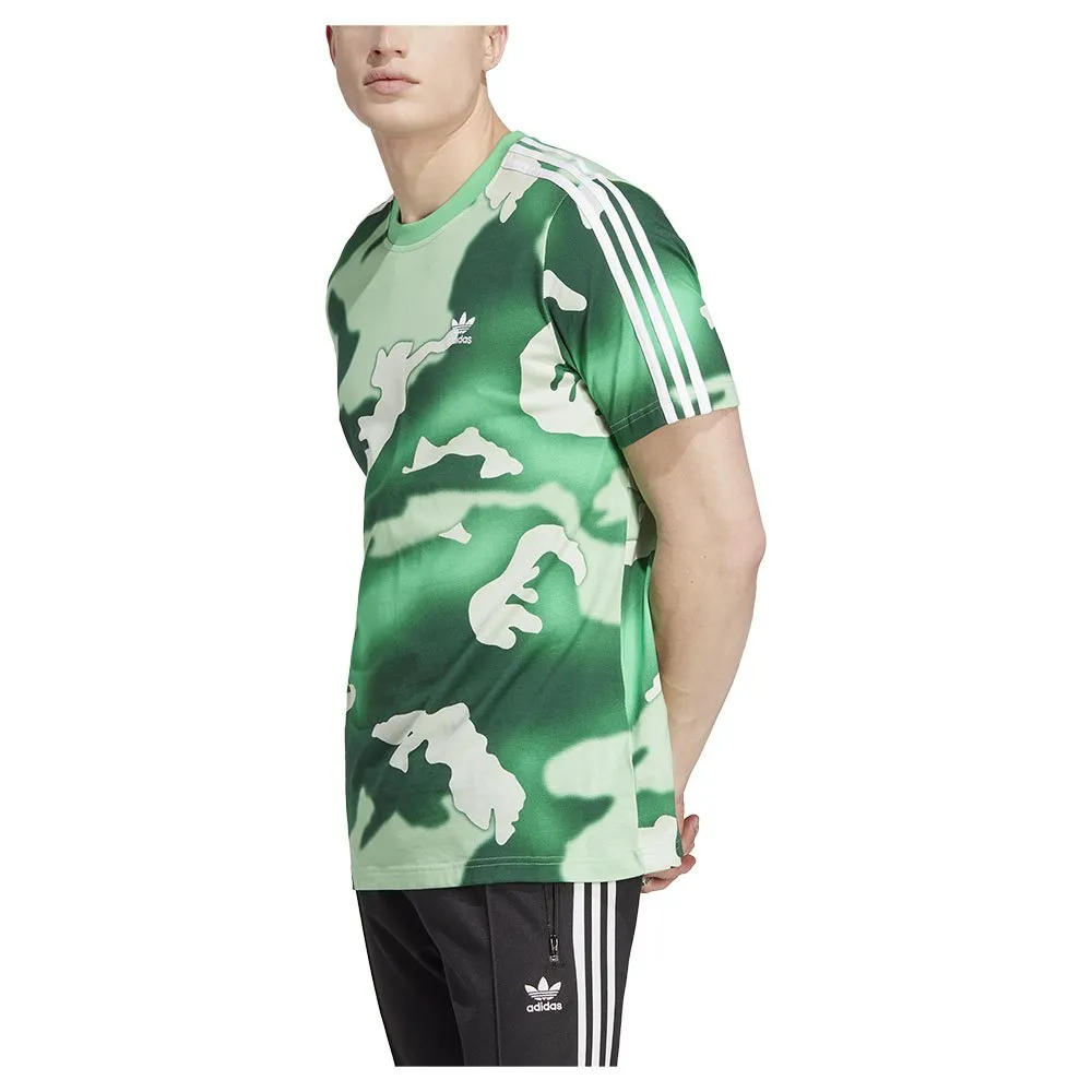 

Футболка adidas Originals Graphics Camo Allover Print, зеленый