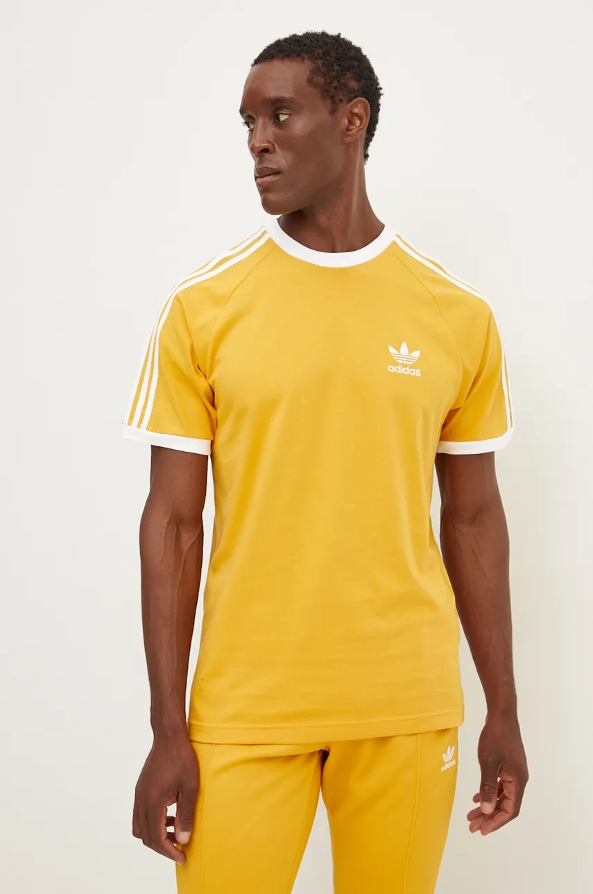 

Хлопковая футболка adidas Originals, желтый