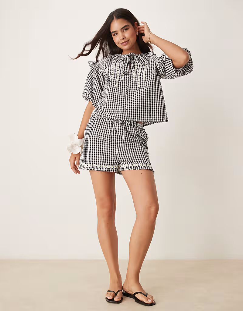 

Короткие шорты в клетку с оборками по краю, черного цвета Neon Rose