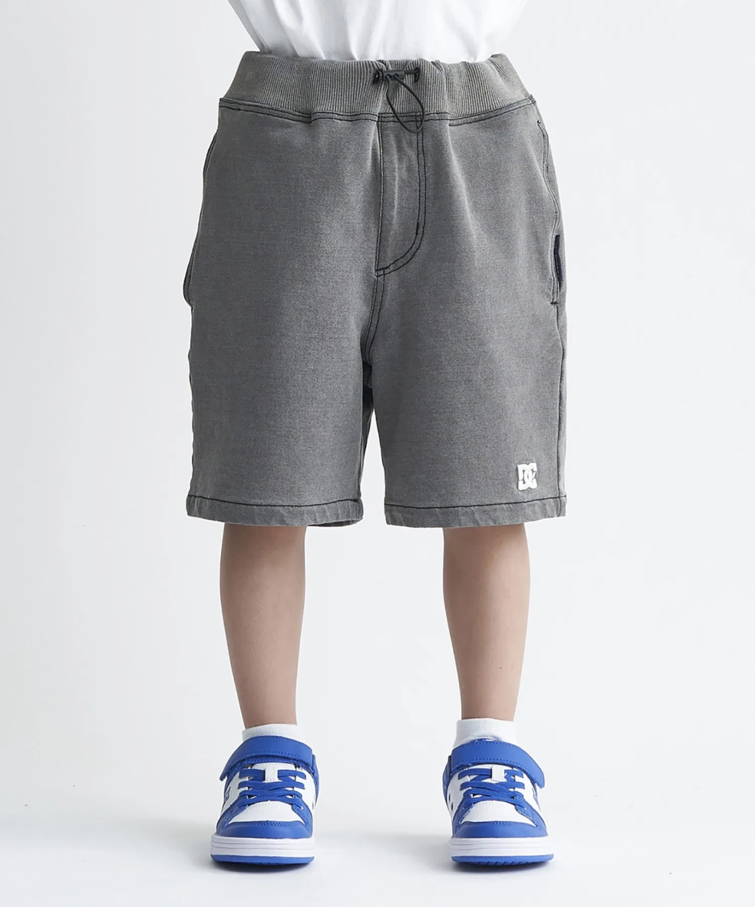 Детские спортивные шорты 24 KD JS SHORT/DC с завязками и эластичным поясом.