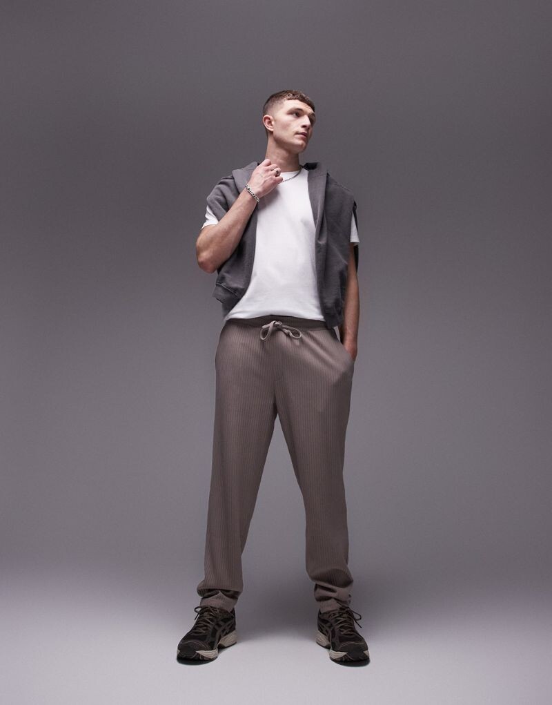 

Topman – зауженные брюки со складками серо-бежевого цвета