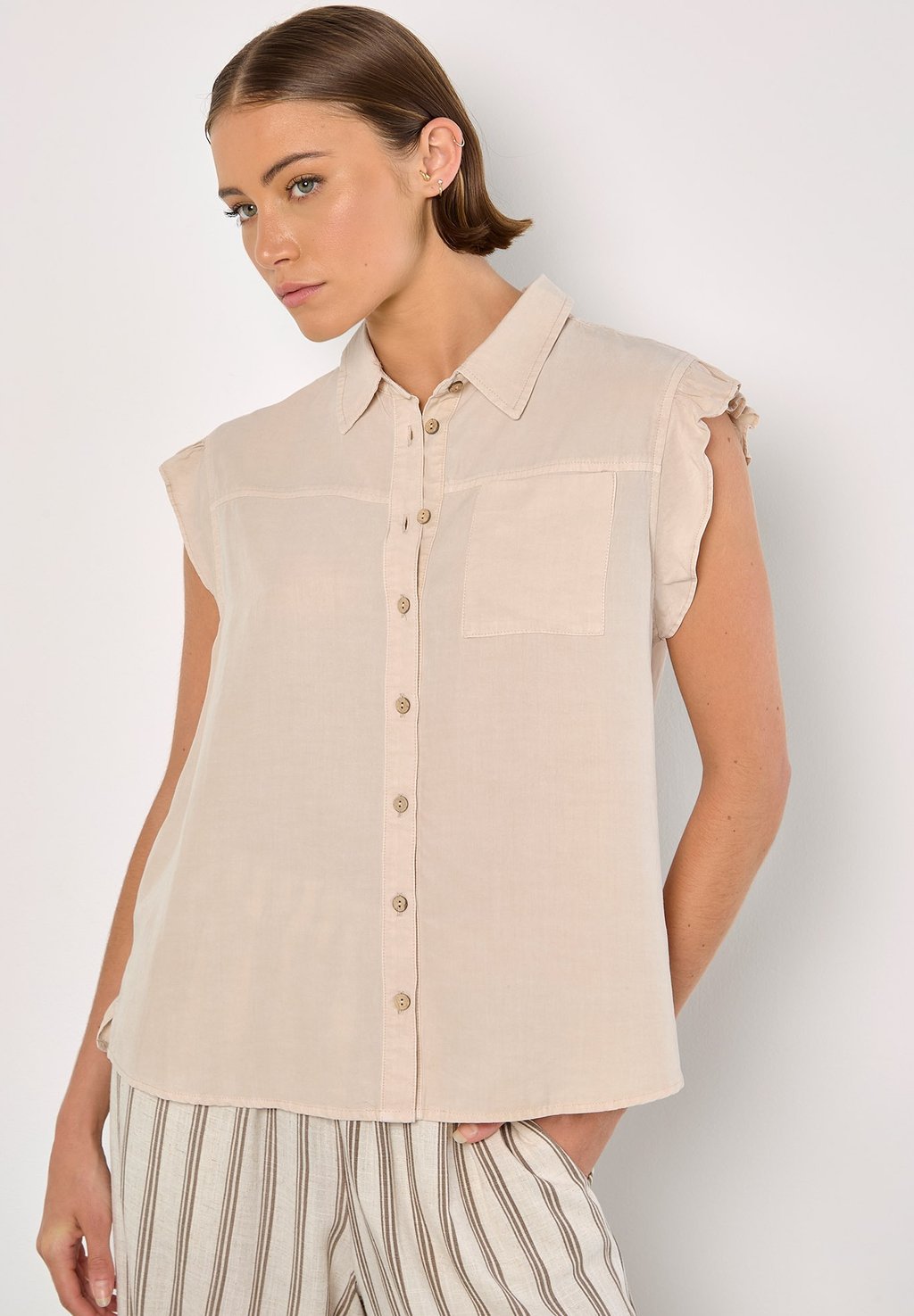 

Блузка на пуговицах RUFFLE HEM SLEEVE Apricot, цвет Stone