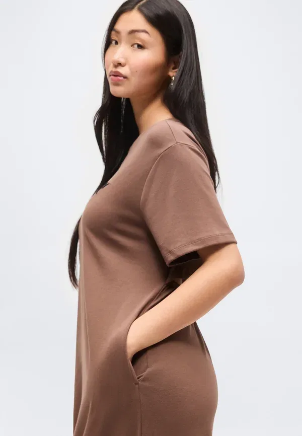Платье-футболка Gap, модель jersey dress, цвет янтарное дерево — фото 4
