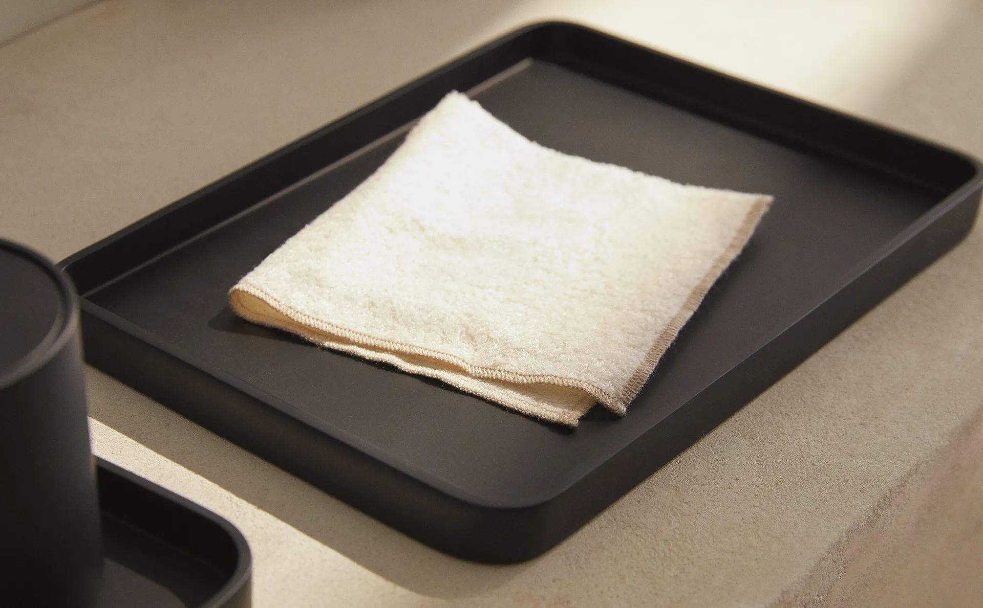 

Поднос для ванной комнаты из черной смолы Zara Home, черный
