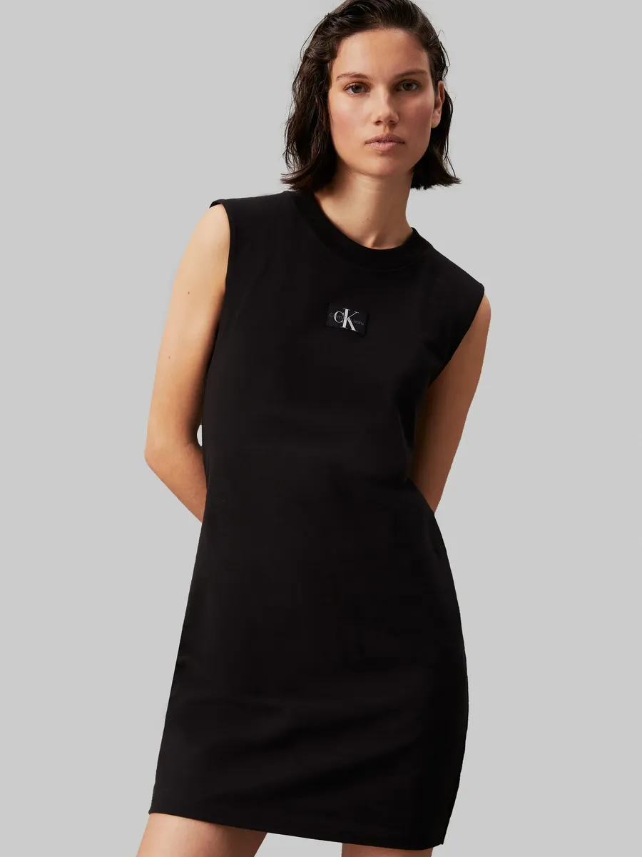 

Платье-рубашка Calvin Klein Jeans "WOVEN LABEL LOOSE TEE DRESS", с нашивкой-логотипом, цвет Ck Black