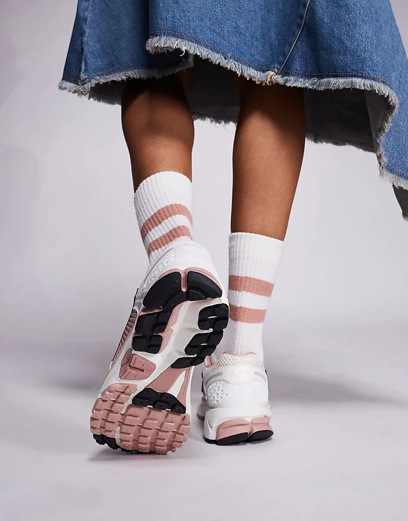 Кроссовки унисекс Nike Zoom Vomero 5 бежевого и розового цветов — фото 4