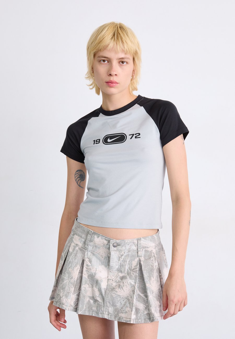 

Футболка Nike Sportswear TEE, Light Smoke Grey/Black/Grey