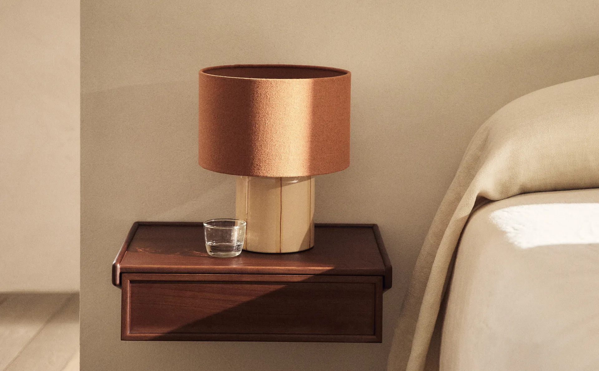 

Полосатая настольная лампа Zara Home, терракота