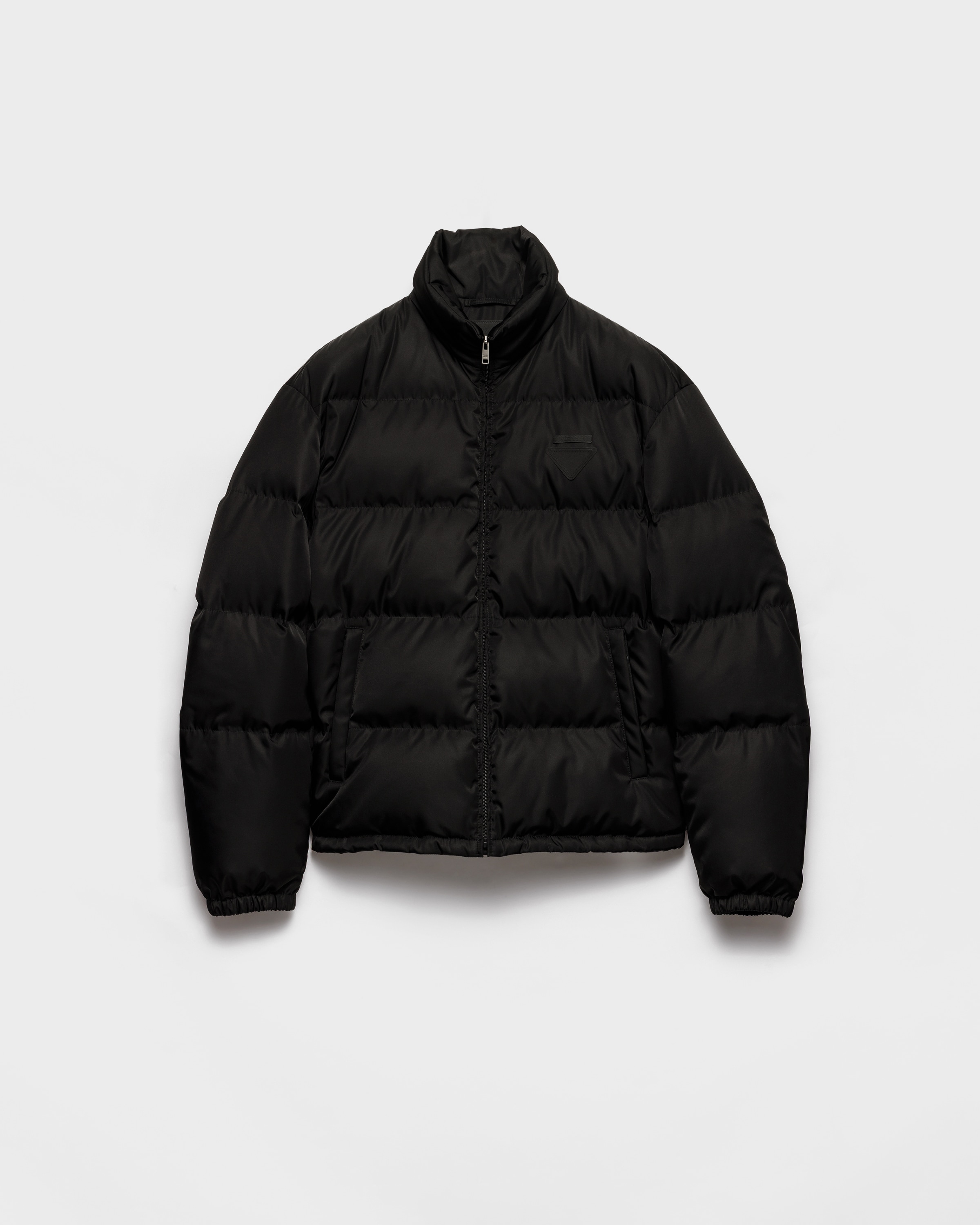 

Пуховик средней плотности из переработанного нейлона Prada, черный