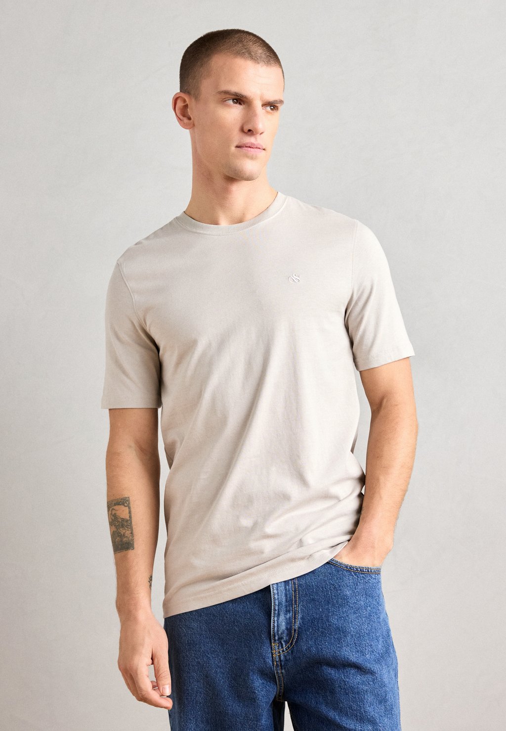 

Базовая футболка SEASONAL CORE REGULAR FIT LOGO Scotch & Soda, светло-серый