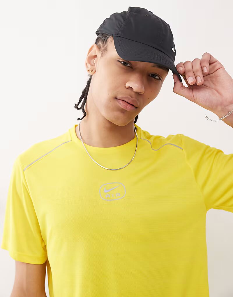 

Футболка с графическим принтом Nike Air желтого цвета