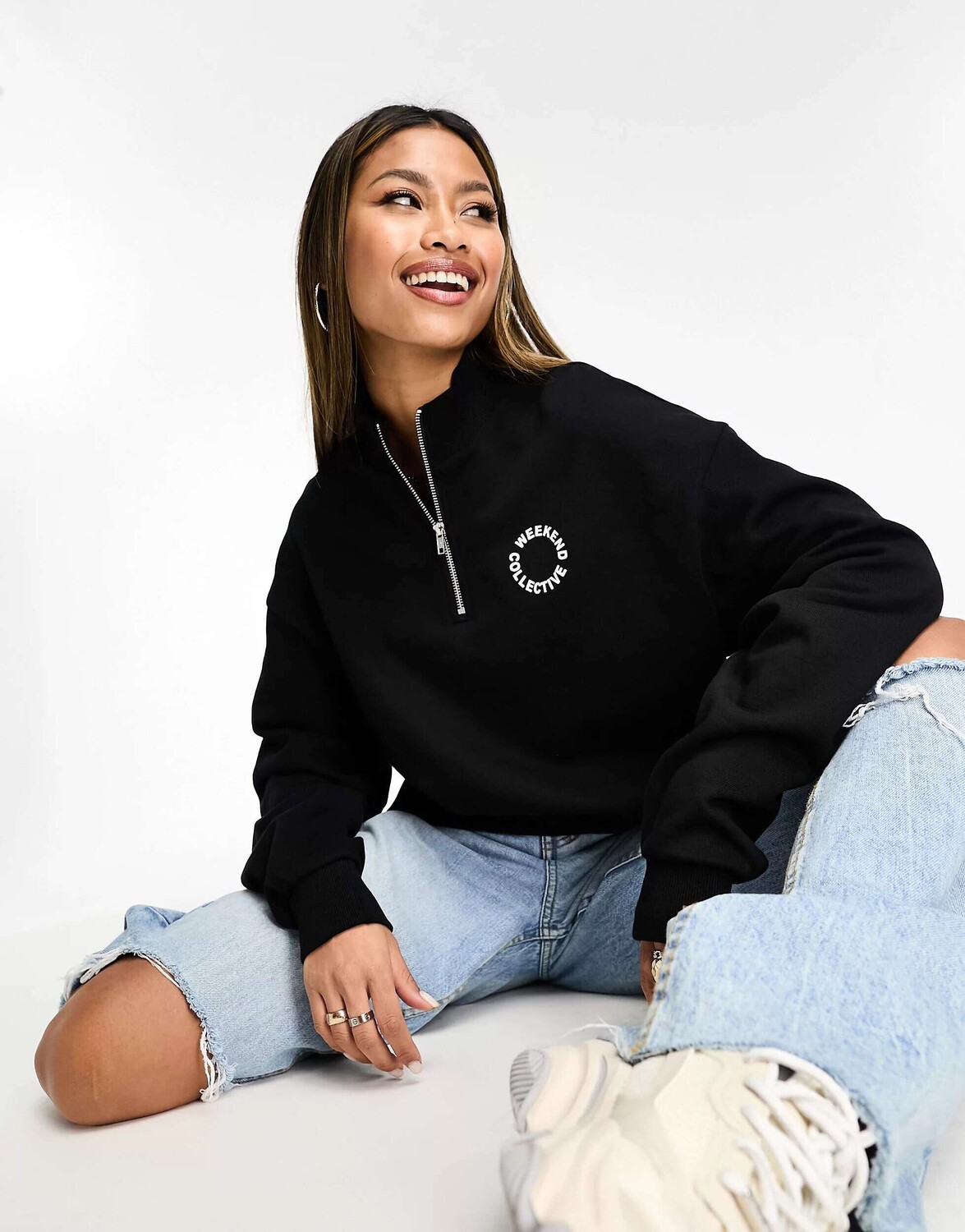 

Черный свитшот с полумолнией и круглым логотипом ASOS Weekend Collective