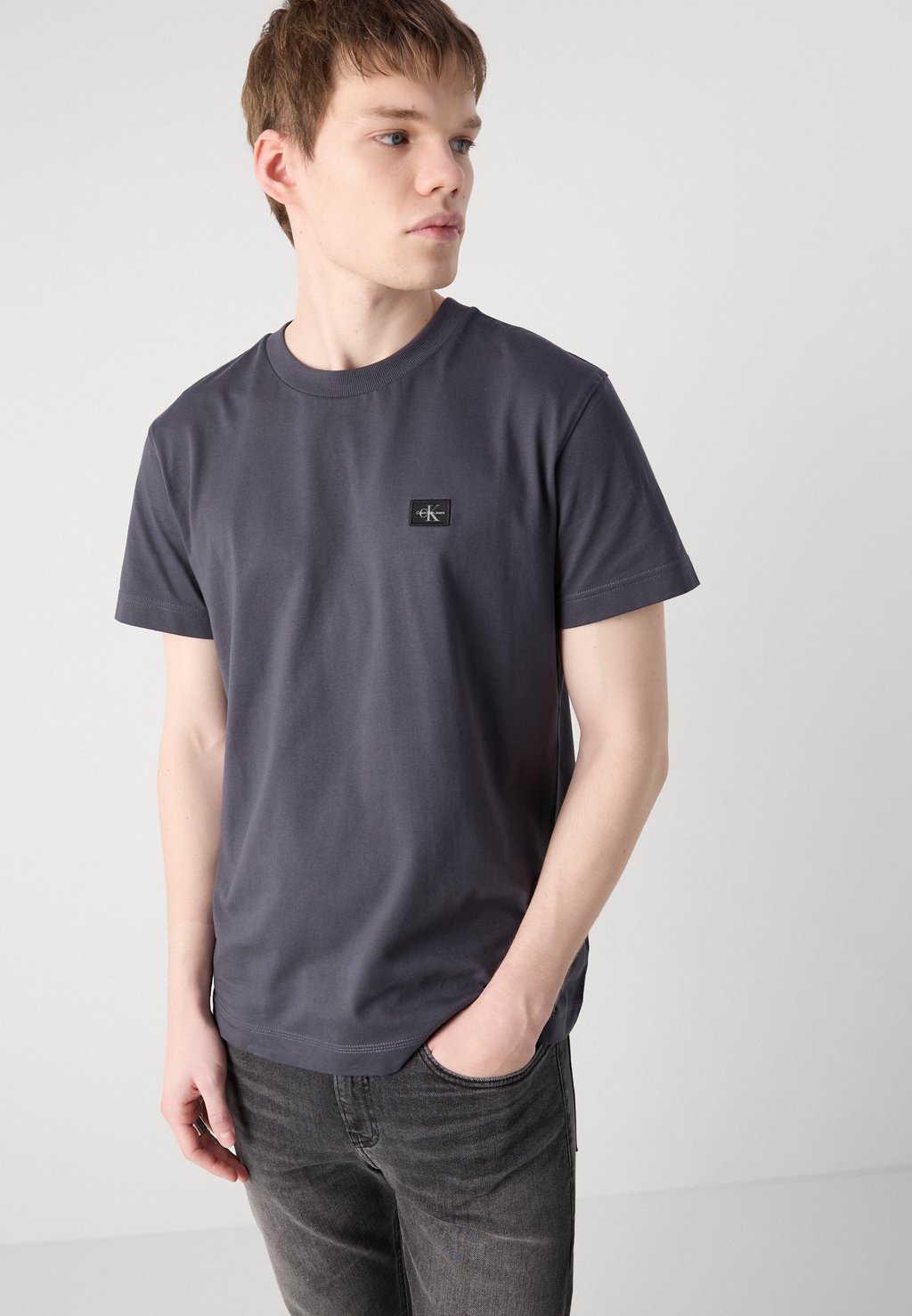 

Базовая футболка LABEL REGULAR TEE Calvin Klein Jeans, темно-серый