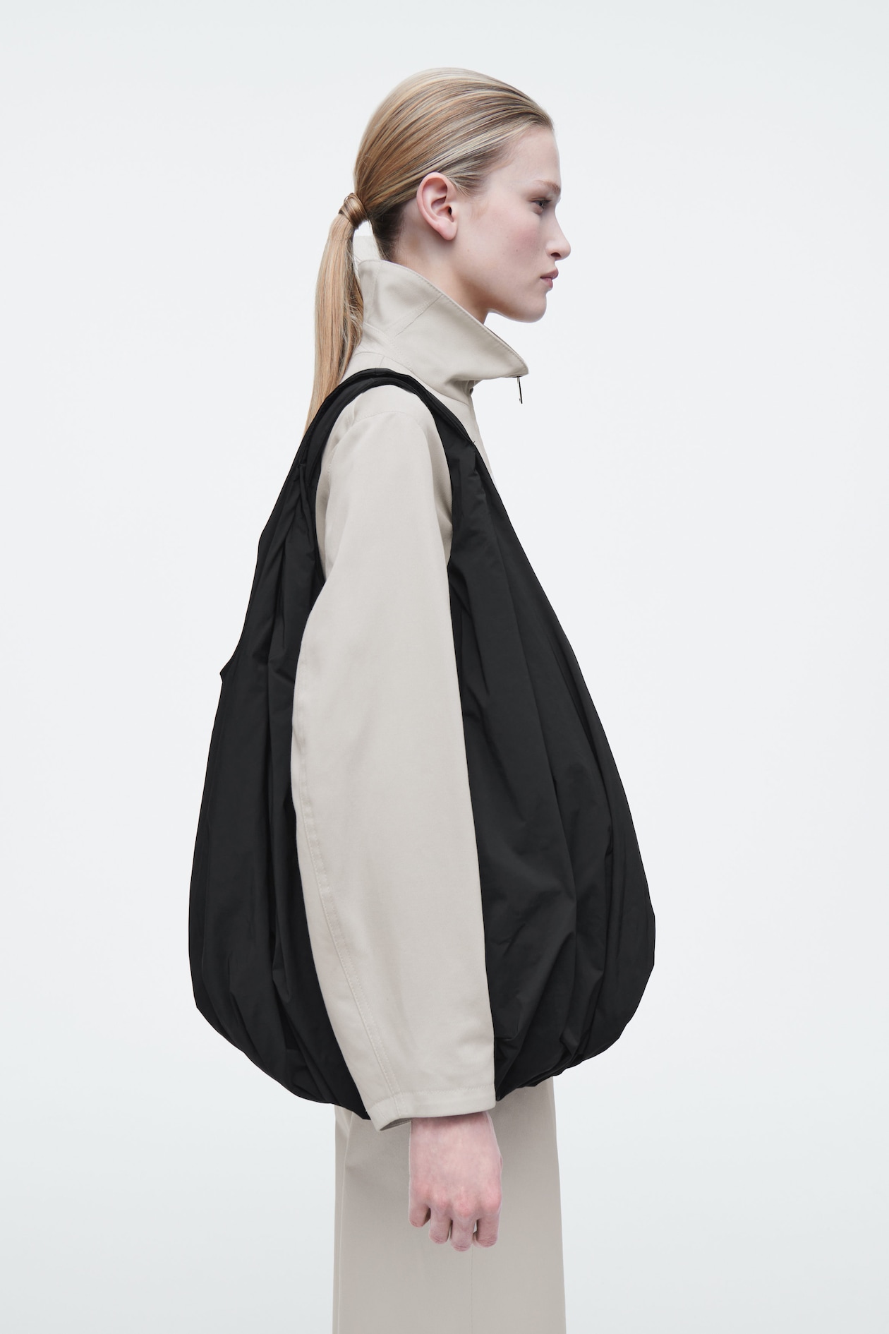 

Сумка cloud tote COS, черный