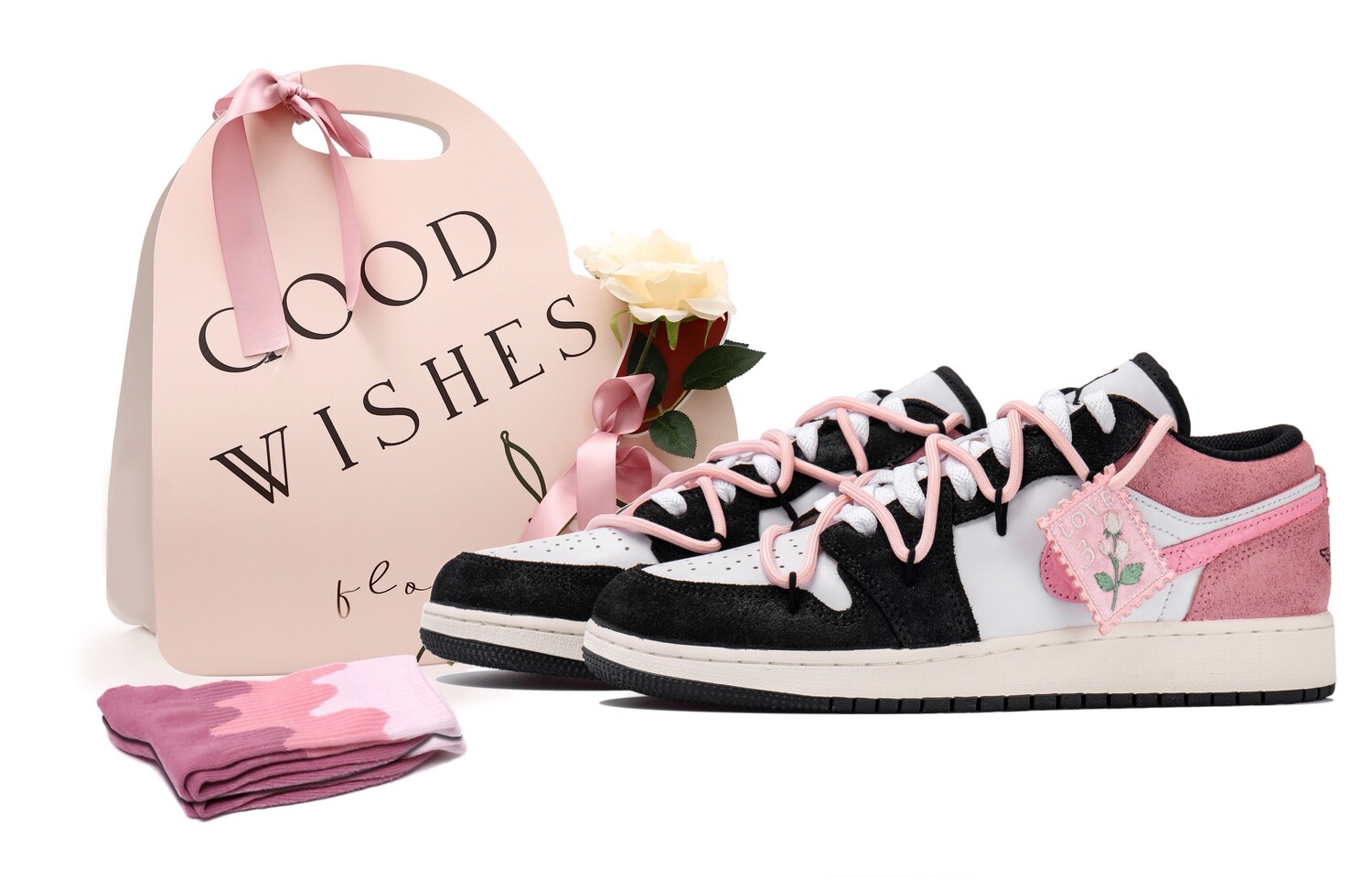 

Баскетбольные кроссовки Air 1 Vintage женские с низким верхом белый/черный/розовый Jordan