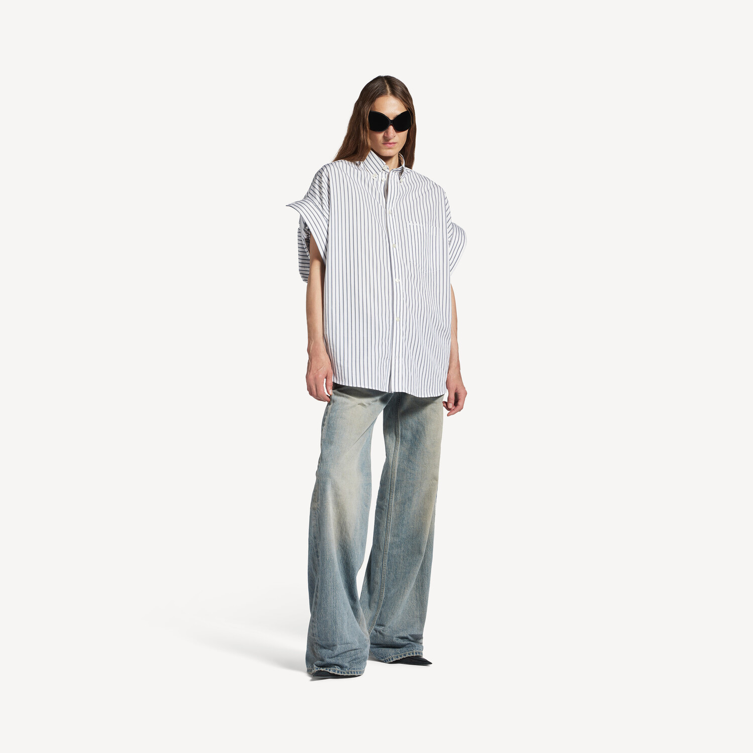 BALENCIAGA Женская рубашка с заправленными рукавами бело-голубого цвета — фото 2