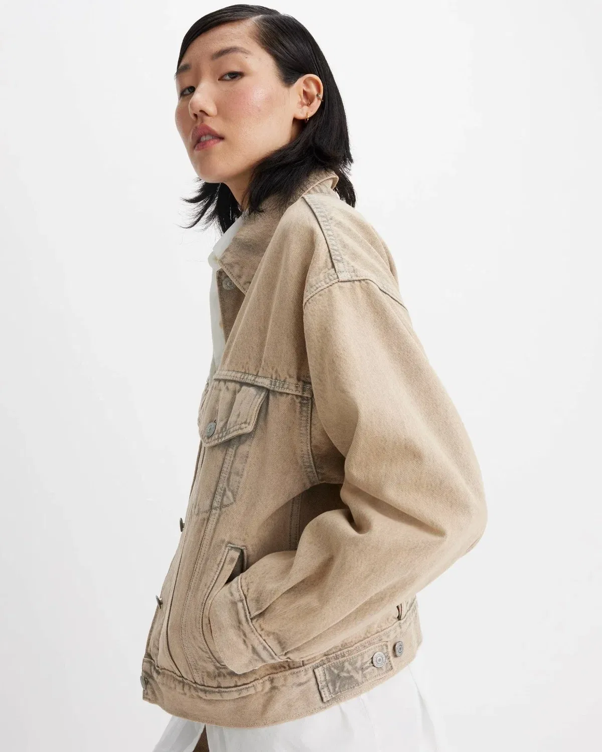Женская джинсовая куртка Levi's в стиле 90-х, бежевого цвета, с длинными рукавами и накладными карманами, модель GBO2139, Beige — фото 4
