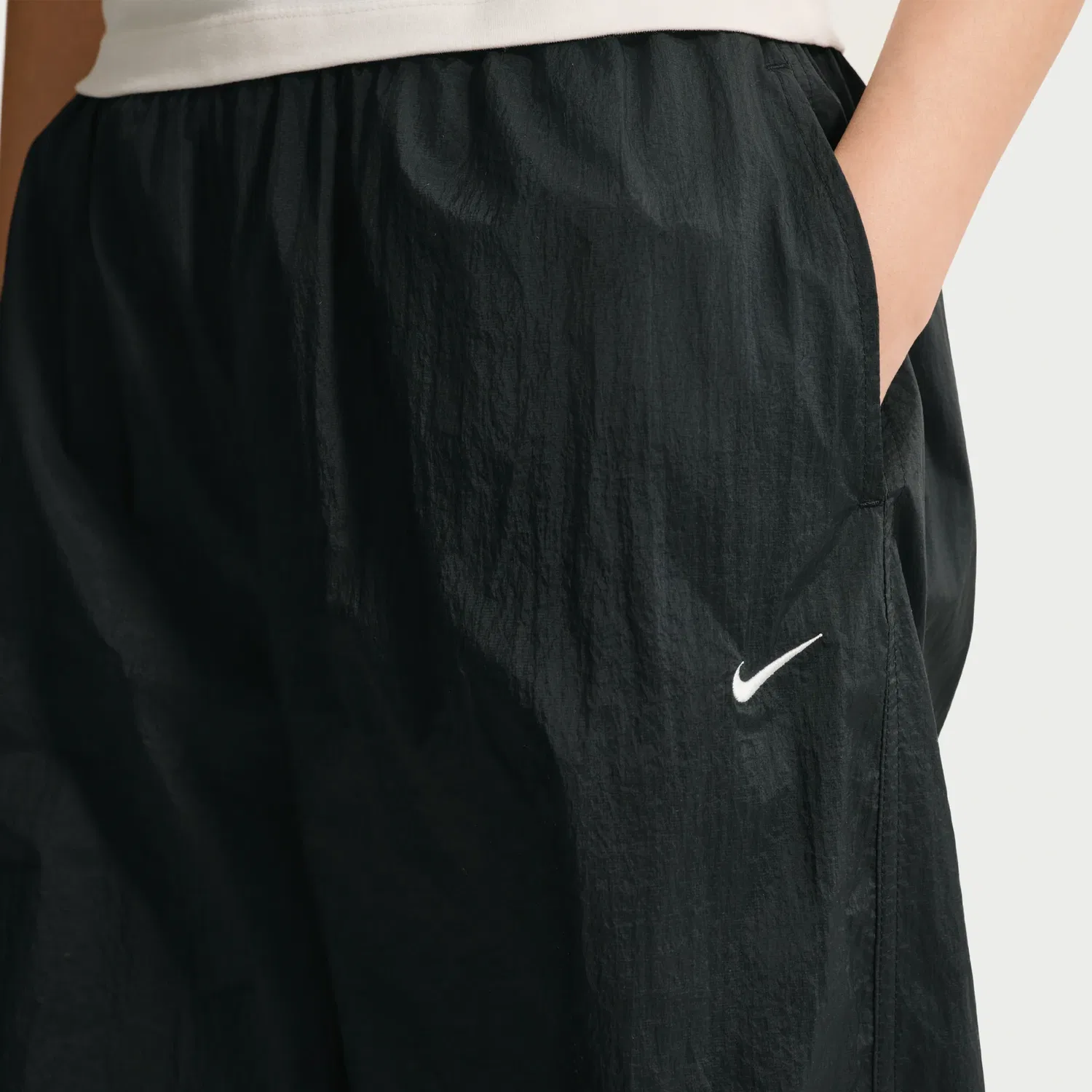 Легкие брюки Nike Sportswear со средней посадкой и защитой от УФ-излучения, цвет «Черный», IO3377-010 — фото 4