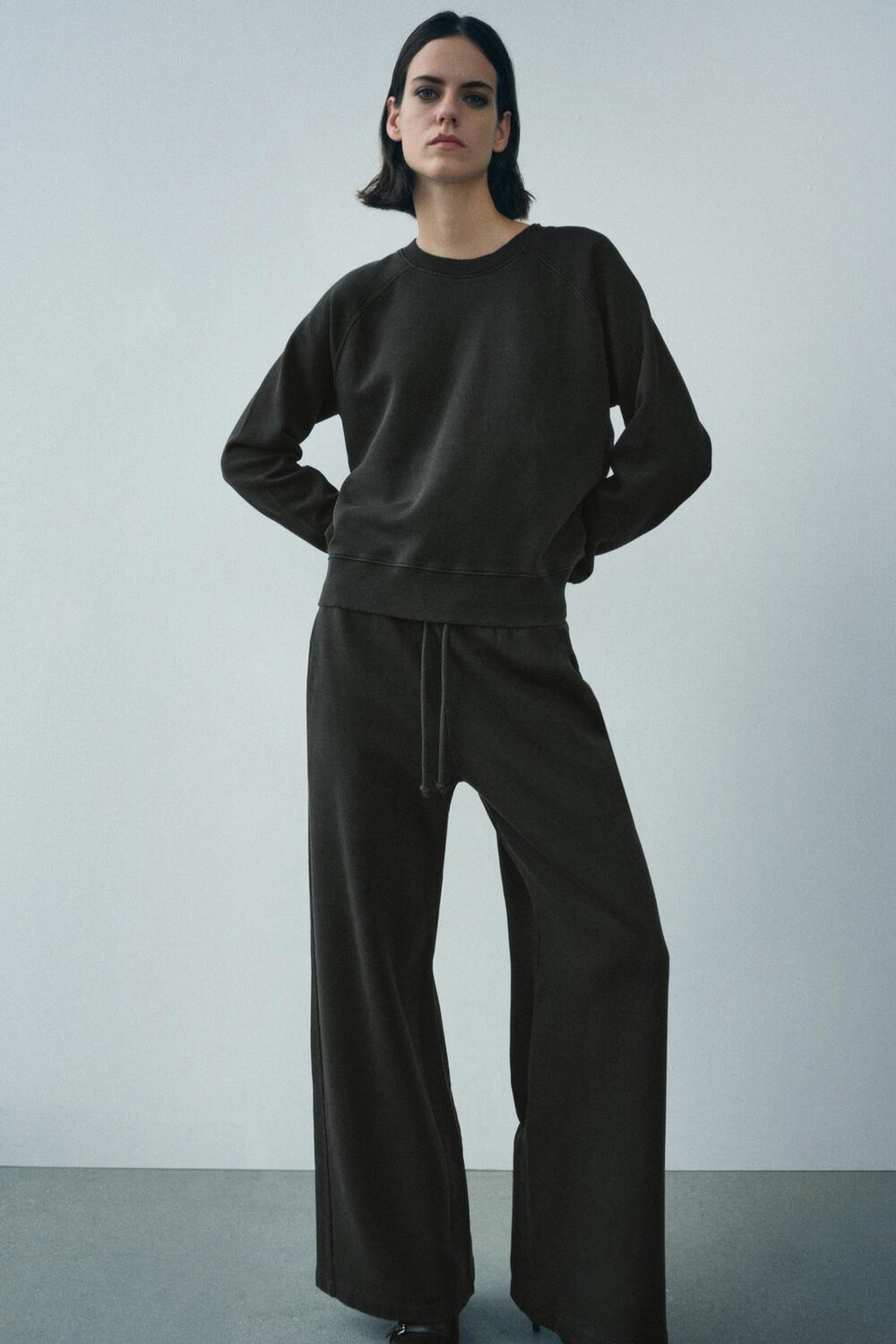 

Выцветевшие широкие брюки ZARA, цвет charcoal