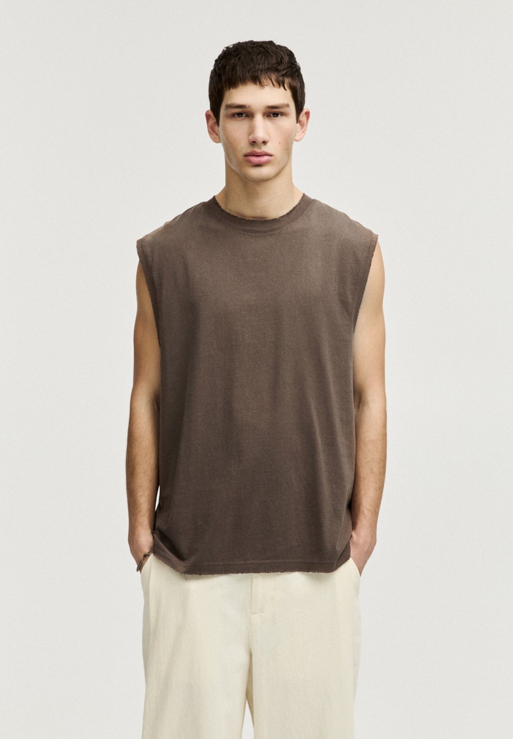 

Базовая футболка WASHED STRAPPY PULL&BEAR, темно-коричневый
