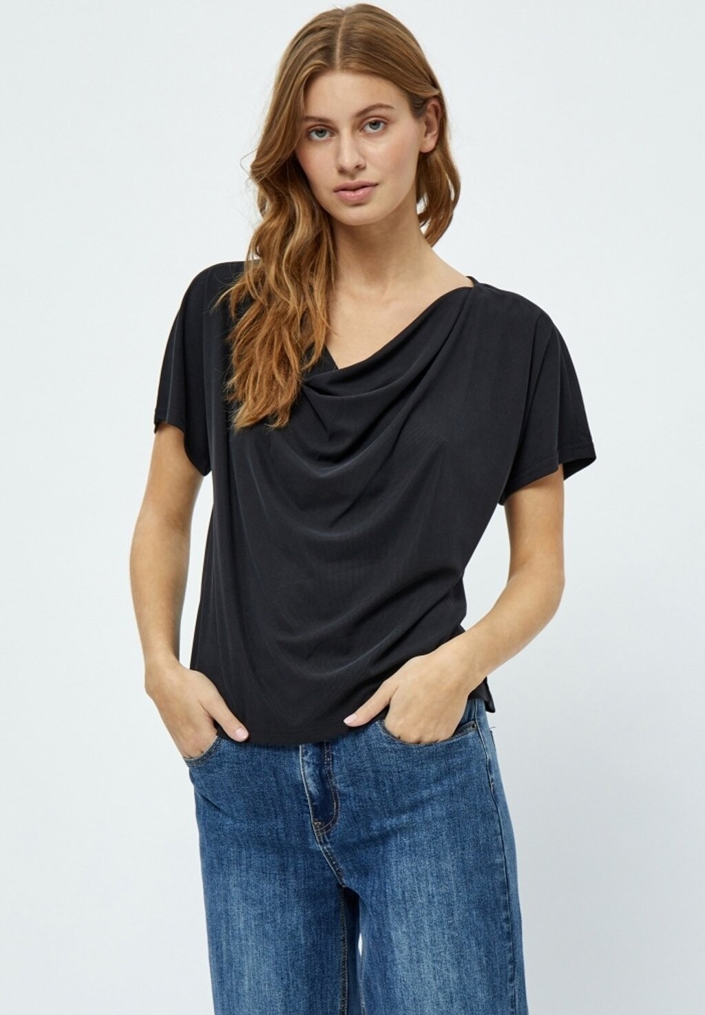 

Базовая футболка DEAMALIA SHORT SLEEVE DRAPE T-SHIRT. Desires, цвет black