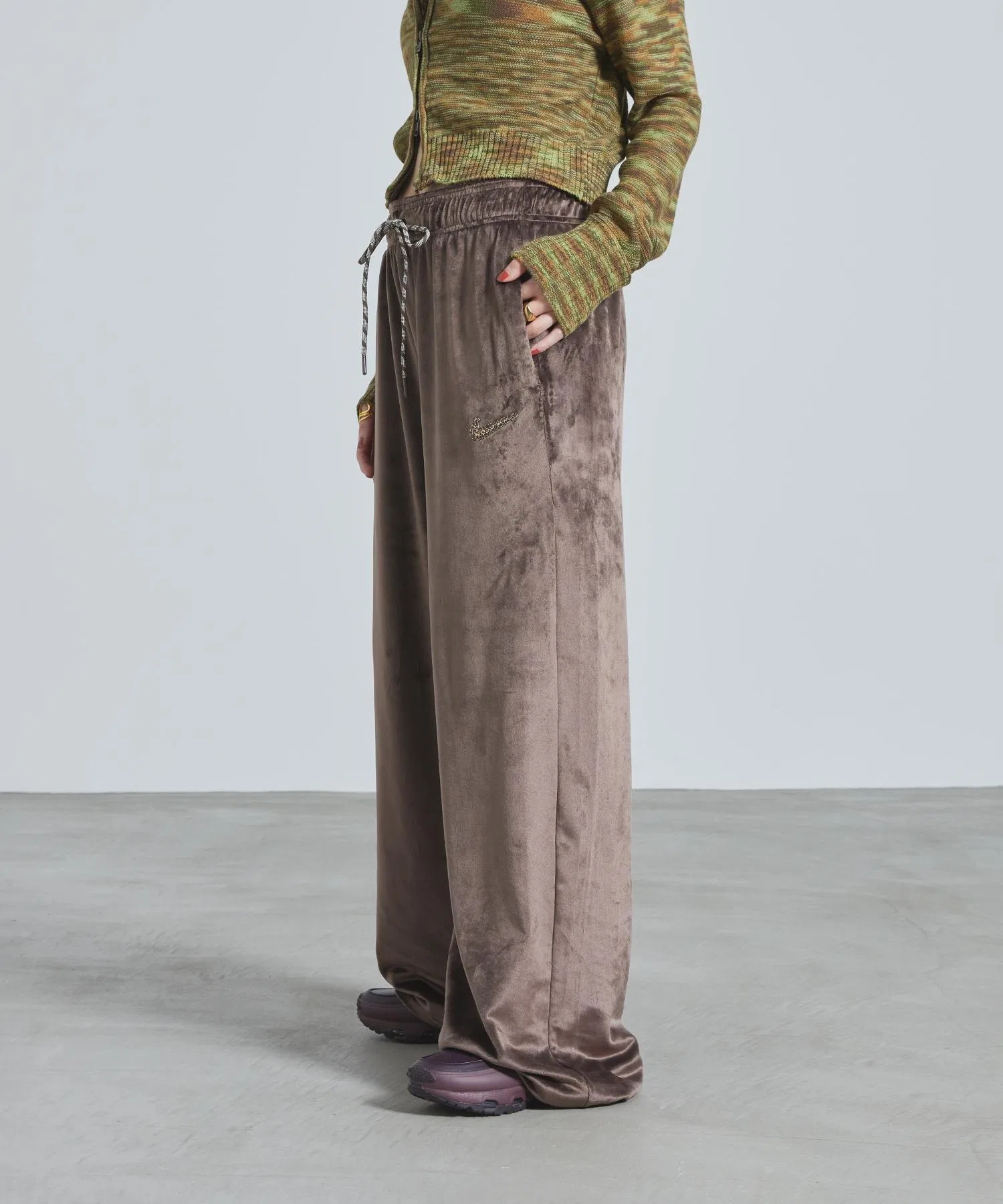 Женские велюровые брюки с высокой талией NIKE широкие Baroque Brown — фото 3