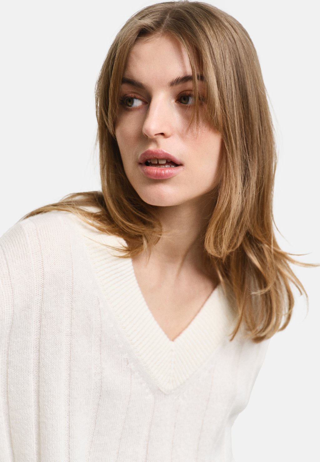 

Джемпер WIDE V-NECK GANT, молочный