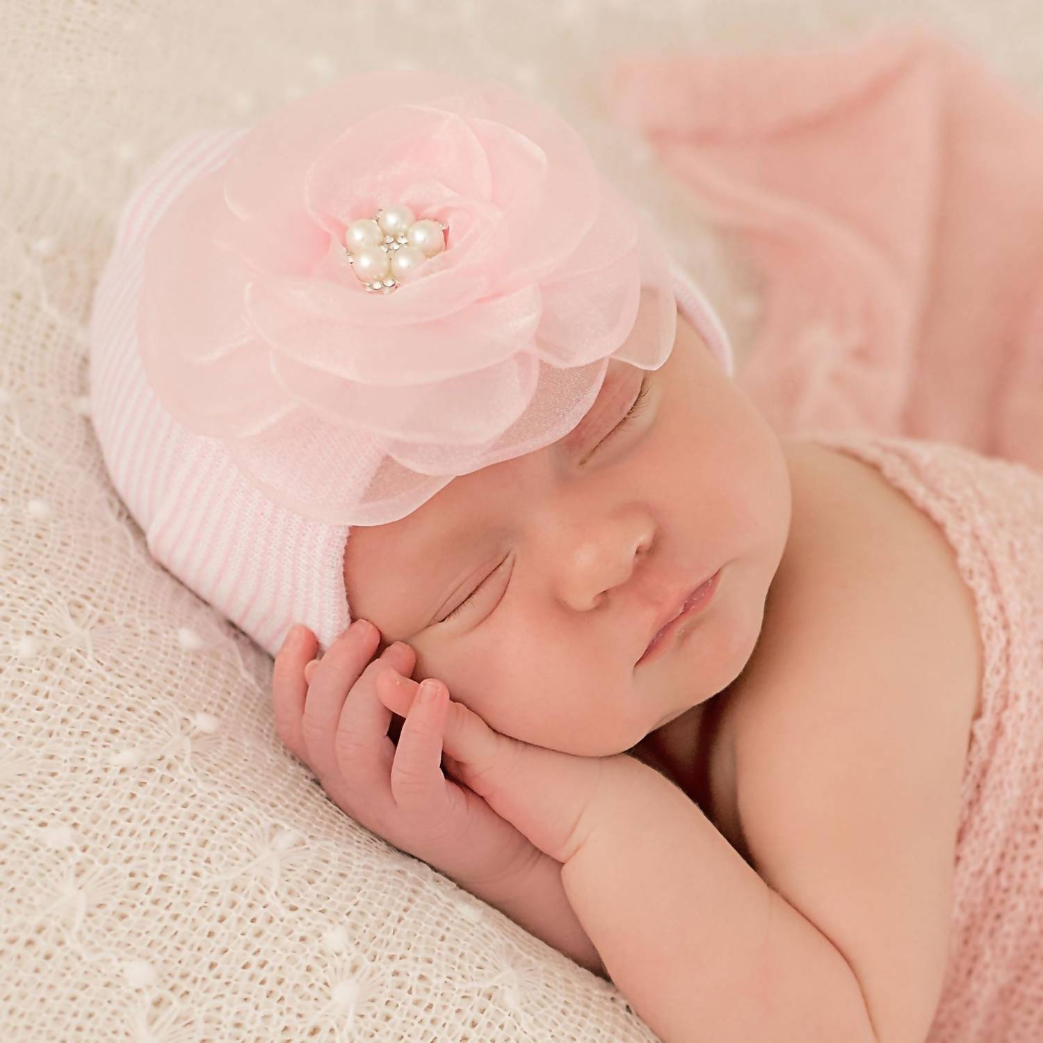 

Джойс Шляпа с органзовым цветком и украшенным камнями центром в розовом цвете Ilybean