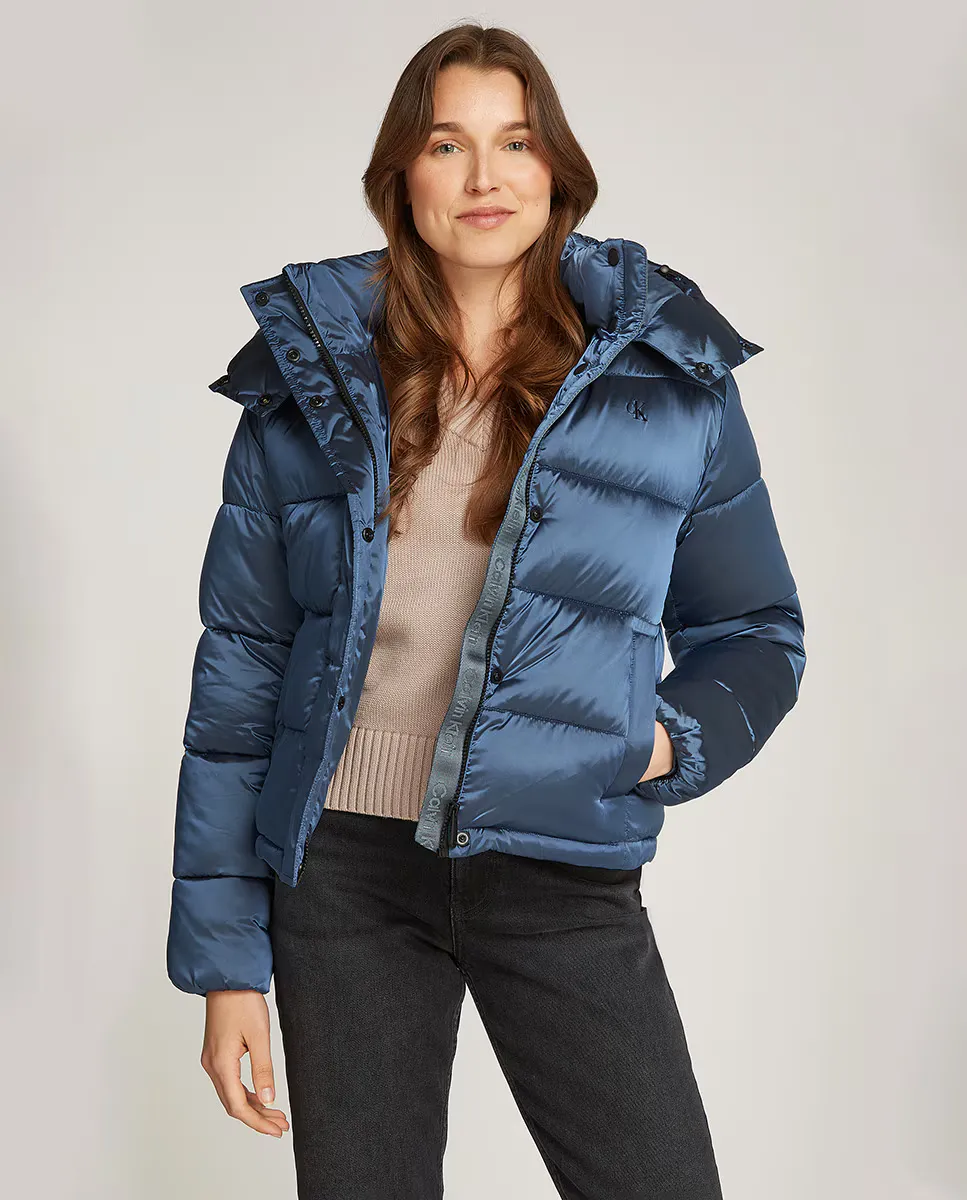 

Короткий женский пуховик из блестящего атласа Calvin Klein Jeans, синий
