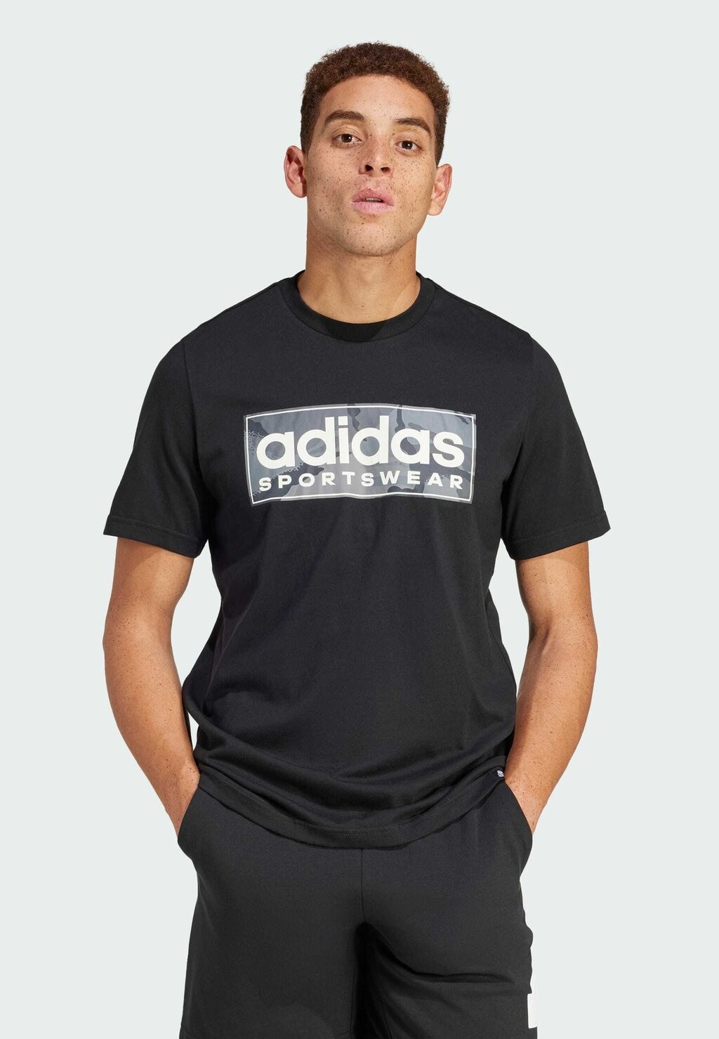 

Футболка с принтом adidas Sportswear, черная