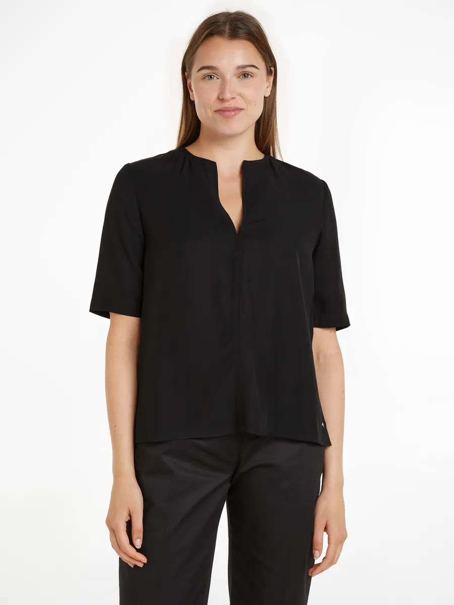 

Классическая блузка Tommy Hilfiger "VISCOSE REGULAR V-NECK SS BLOUSE", с фирменным лейблом Tommy Hilfiger, черный