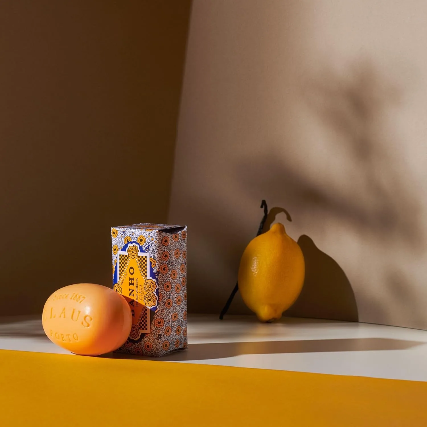 Claus Porto - Banho Citron Verbena Soap для мужчин и женщин | Шелковистое, очищающее, увлажняющее | Ручная работа, ароматное, бодрящее (150 г | 5,3 унции) 150.26 г (1 шт.), Orange — фото 3