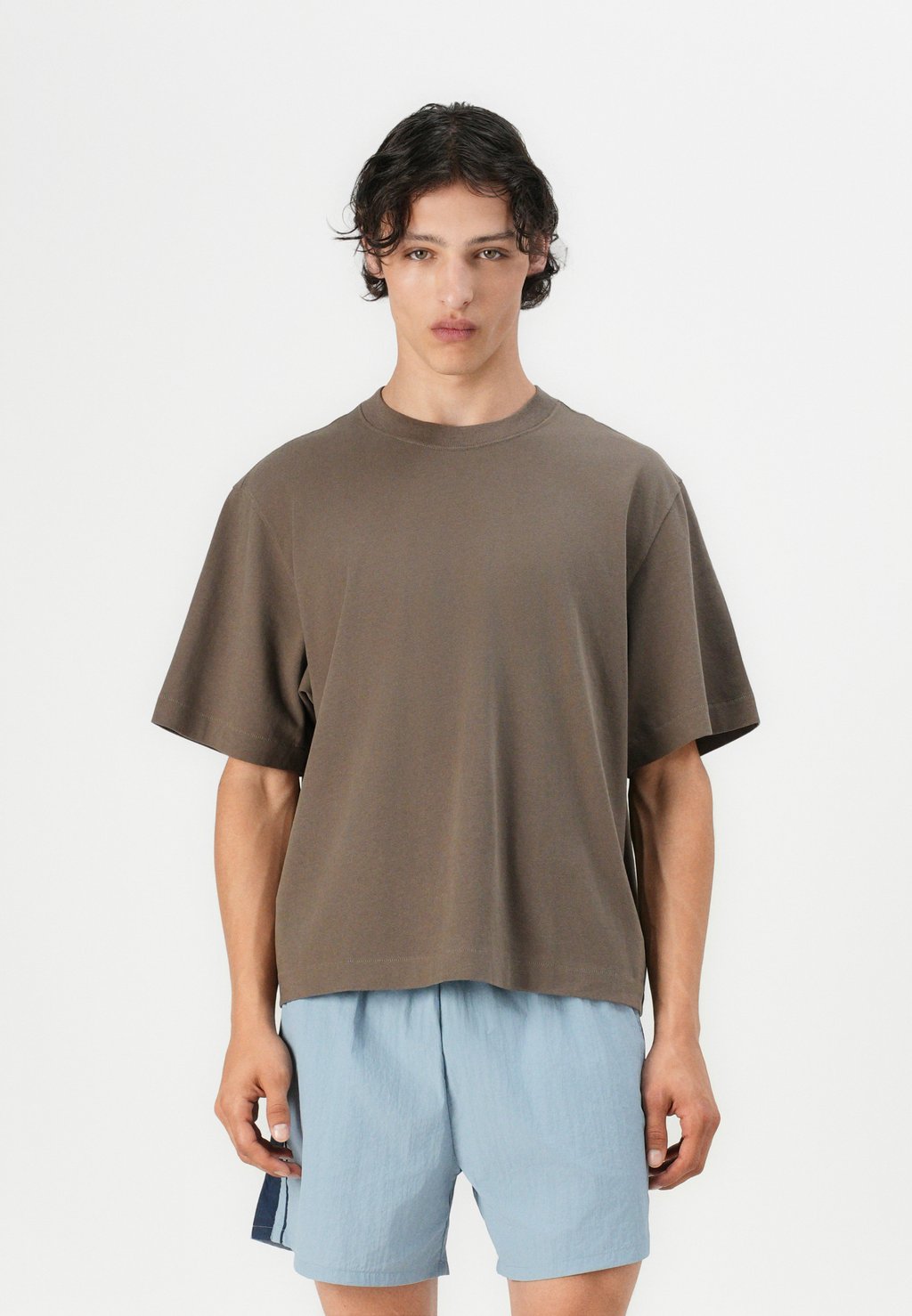 

Базовая футболка PREMIUM CROPPED Abercrombie & Fitch, коричневый