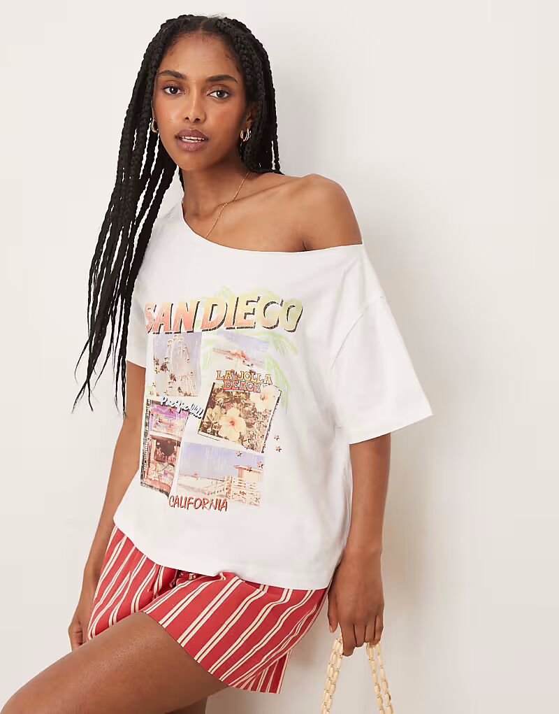 

Свободная футболка ASOS DESIGN с открытыми плечами и принтом Сан-Диего белого цвета